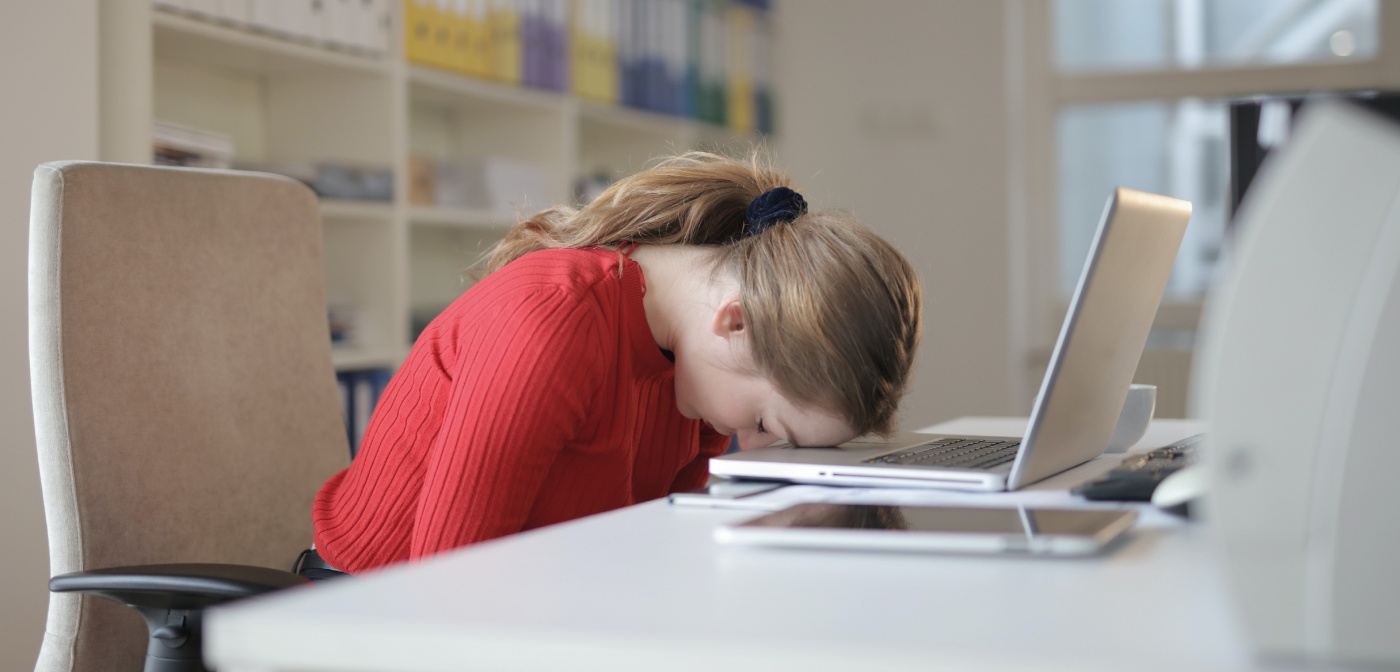 Нехватка сна и стресс - причины переедания